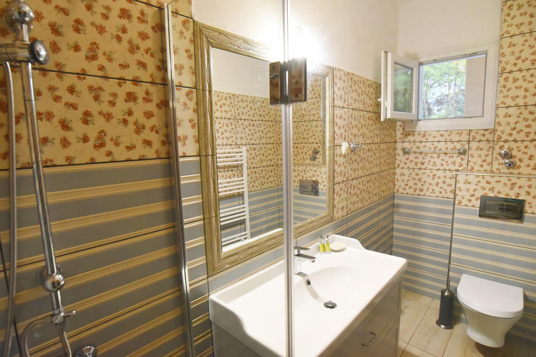 Bathroom 4, Laida studios, East Macedonia and Thrace