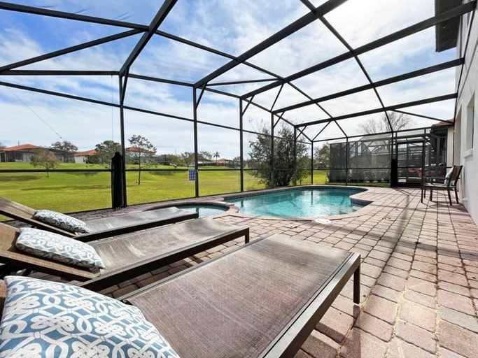 Sport & Beauty 4, Hidden Gem 5 Bedroom Home by RedAwning, Lake