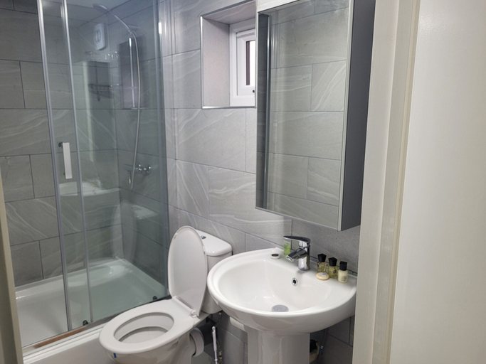 Bathroom 3, Lovely 2-bed Fully Refurbished House in London, London