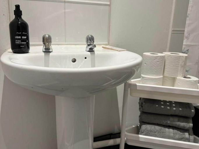 Bathroom 2, Apt Sleeps5-parkg-netflix-near City Centre/etihad, Manchester