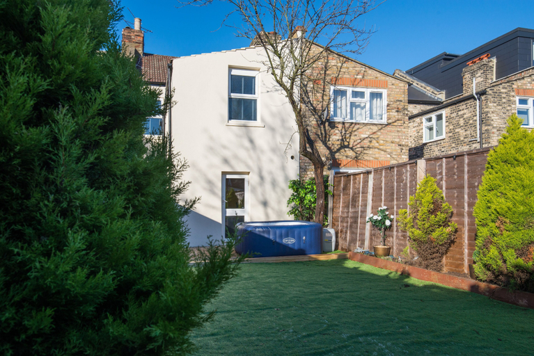 Exterior & Views 2, Immaculate 2-bed House in London, London