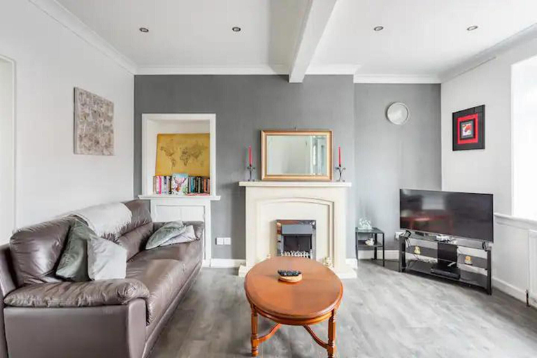 Others 4, Captivating 2-bed House in Hamilton With Jacuzzi, South Lanarkshire
