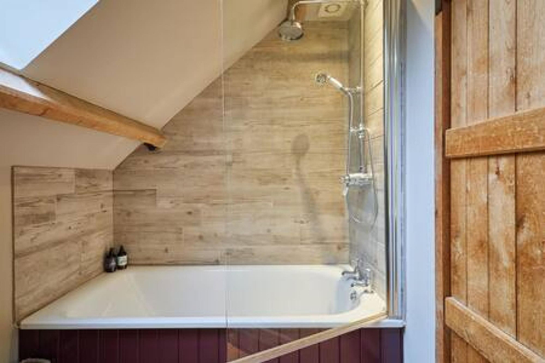 Bathroom 4, Host Stay Llewenau Draw Barn, Powys