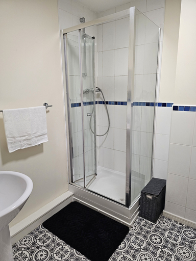 Bathroom 3, Remarkable 2-bed Apartment in Manchester, Manchester