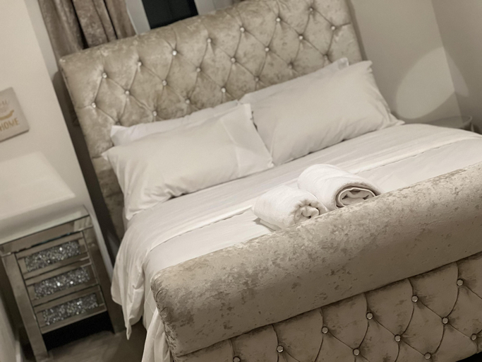 Bedroom 2, Inviting 2 Bedroom Apartment in Maidenhead, Windsor and Maidenhead