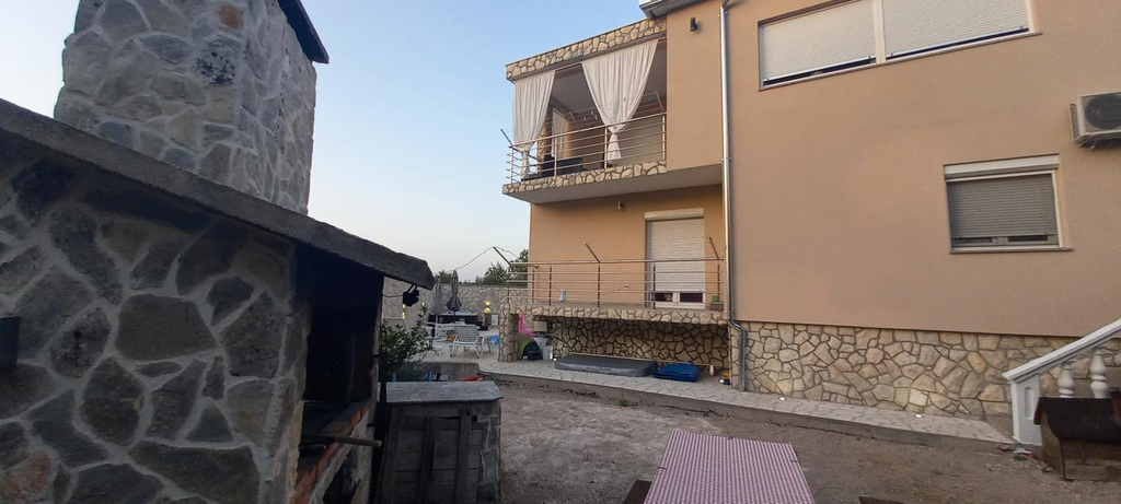 5, Apartments Adriana, Bilice