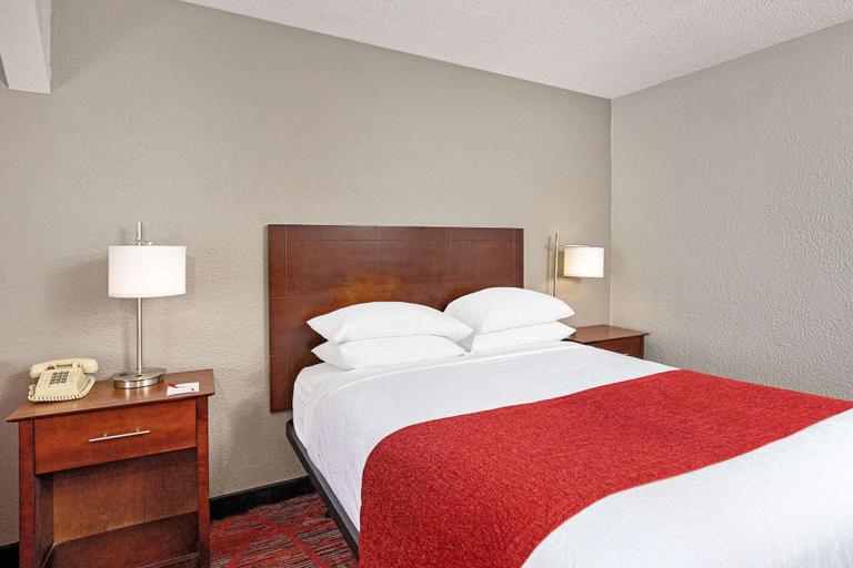 Bedroom 3, Ramada by Wyndham Bowling Green, Warren