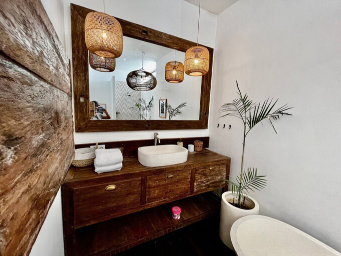Bathroom 3, Luxueuse Villa Yogisurf 3 Piscine & Jacuzzi, Badung