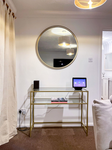Interior 2, 1-bed Apt, Sleeps 2, 20 min Walk to Centre, Medway