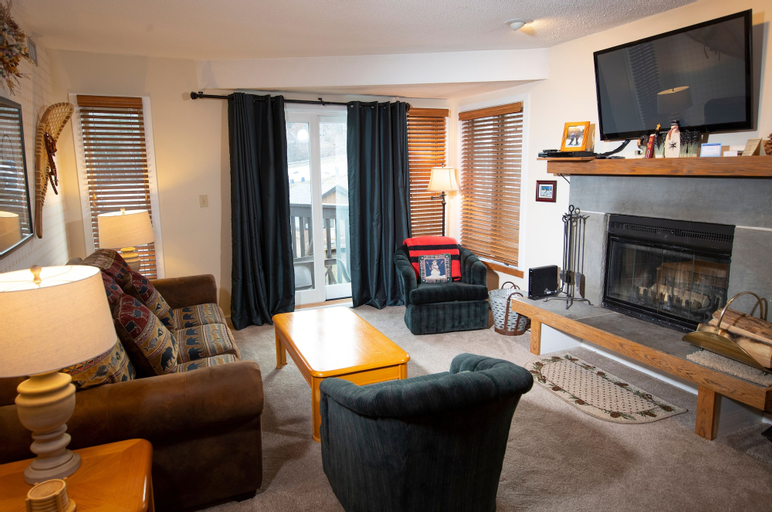 Mountain Lodge At Okemo-1br Fireplace & Updated Kitchen 1 Bedroom Condo by RedAwning, Windsor