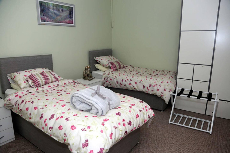 Room 4, 3 Bed Farmhouse - Sleeps 6 - Wifi - Free Parking, Derry and Strabane