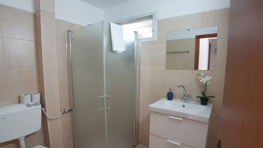 Bathroom 3, Hili Apartments