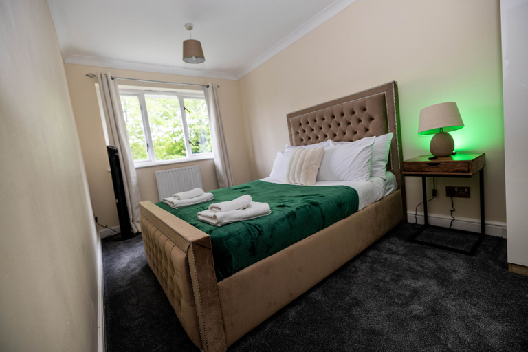 Room 2, Sleeps8-kingbeds-sofabed-garden-aircon-freeparking, London