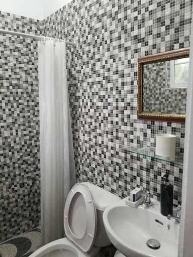 Bathroom 3, Thebreeze can Accommodate up to 30 People