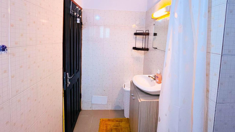 Bathroom, Large Studio at Your Disposal in Abidjan, Abidjan