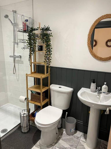 Bathroom, Modern and Spacious 2 Bedroom Flat Near Shoreditch, London