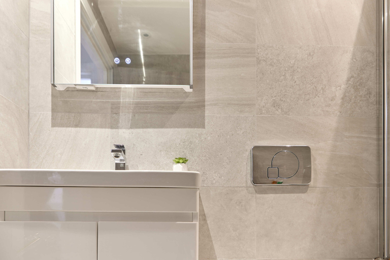 Bathroom 2, Urban Heaven - 6 Sleeper in the Heart of Bricklane, London