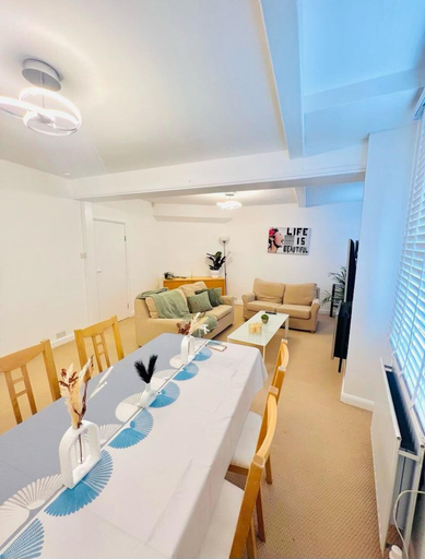 Food & Drinks, Captivating 2-bed Apartment in Clapham, London