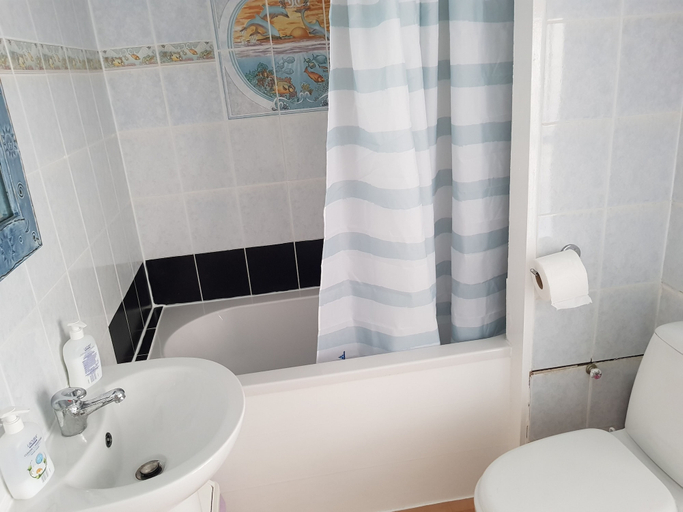 Bathroom 4, Lyndale Guest House, Dorset