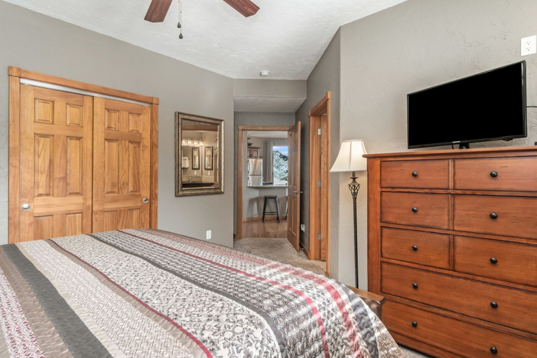 Room 4, Mount Cirrus 10b 2 Bedroom Condo by RedAwning, Larimer