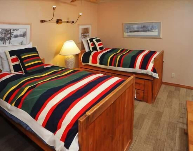 Room 5, Townsend Place Condo with Ski-In Ski-Out Access by RedAwning, Eagle