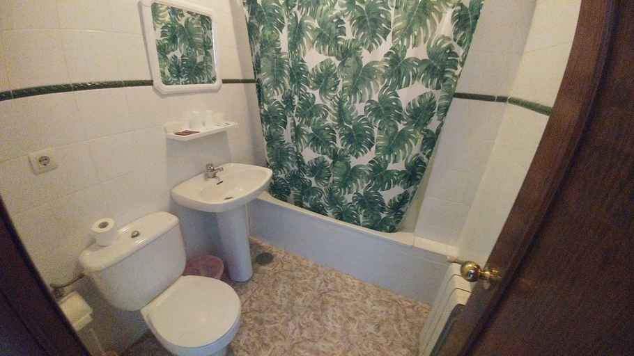Bathroom 2, Hotel Dona Carmen, Málaga