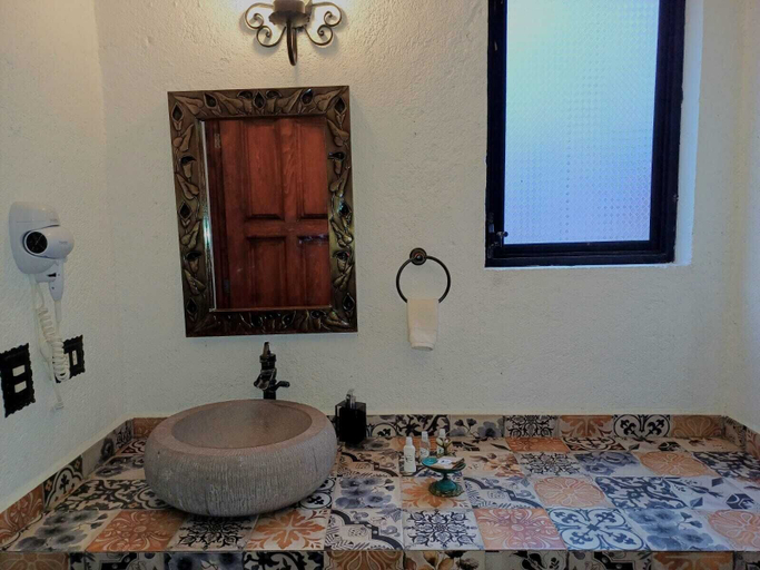 Bathroom 3, El Mesón del Quijote, Allende
