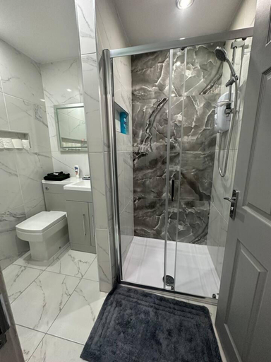 Bathroom 3, Immaculate 4-bed Detached House in Bootle, Sefton
