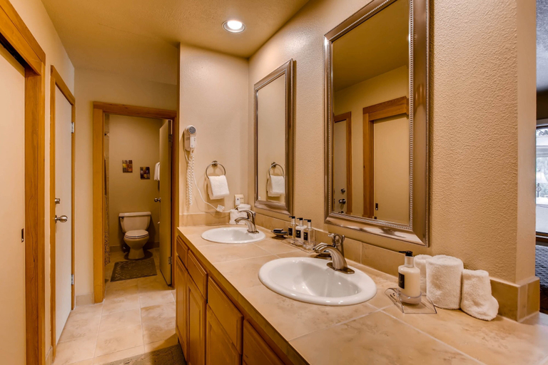 Bathroom 3, Willows 1716, Summit