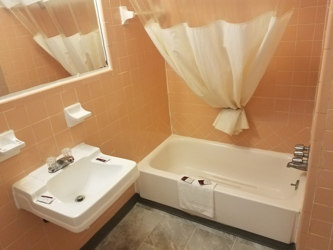 Bathroom 3, Scottish inns, Dooly