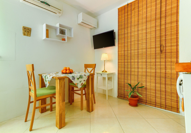 Others 4, Studio With Shared Garden, 3 min Walk to the Beach, Split