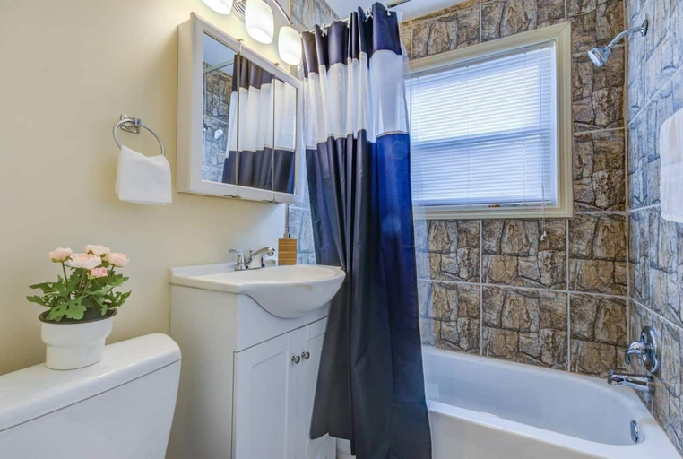 Bathroom 3, Modern Townhouse w/ Pool Table by Cozysuites, Alexandria