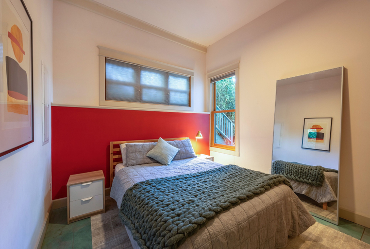 Room 5, Roe Parker House 2 Bedroom Home by RedAwning, Hood River