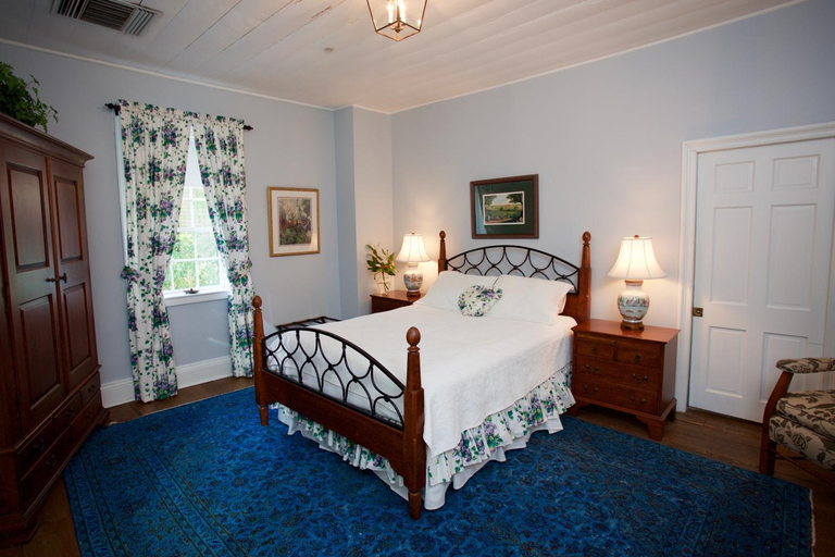Others 5, The Zevely Inn, Forsyth