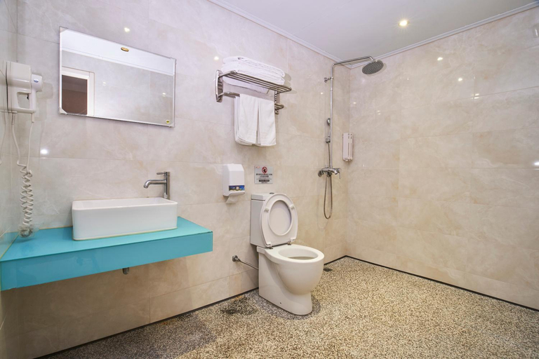 Bathroom 3, HengChang Business Hotel, Keelung