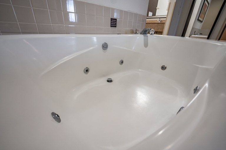 Bathroom 4, Christopher Inn and Suites, Ross