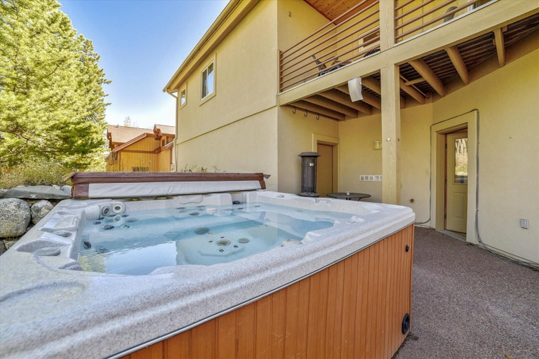 Outdoor spa tub, Larson Lane 217 - 4 Br Home, Summit