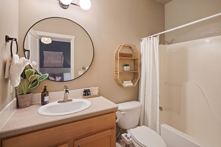 Bathroom 4, Beaumont 3 Bedroom Home by RedAwning, Deschutes