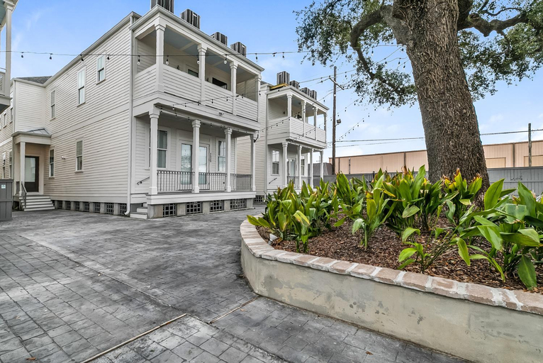 Spacious 2BR in Prime Garden District Location w Pool, Orleans