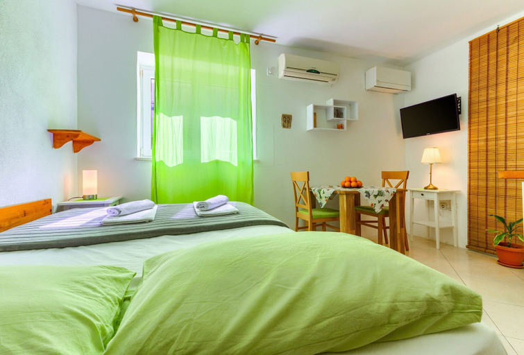 Bedroom 4, Studio With Shared Garden, 3 min Walk to the Beach, Split