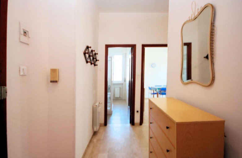 Room 4, Vittorio Veneto 9 Int 13, Savona