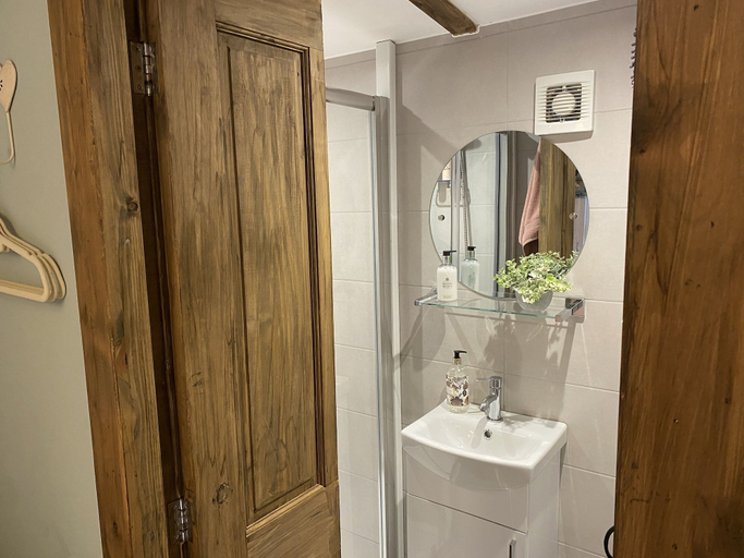 Bathroom 3, Private and Secluded Cabin in Rowfant, West Sussex