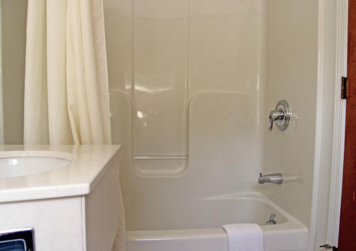 Bathroom 4, Potsdam Inn, Saint Lawrence