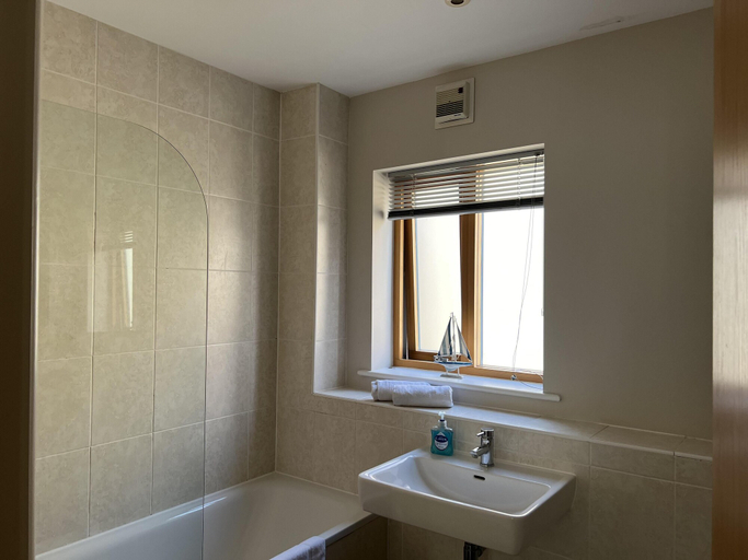 Bathroom, Beautiful City Centre Apartment-cathedral Views, Norfolk