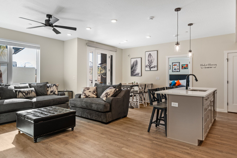 Primary image, Surf's Up 2 Bedroom Condo, Washington