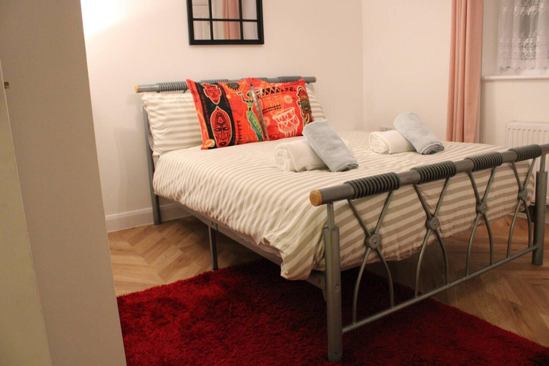 Bedroom 2, Apartment - Sleeps 2 - Parking - Station Close, London