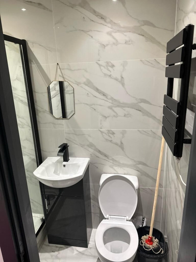 Bathroom 2, Impeccable 1-bed Studio in London, London