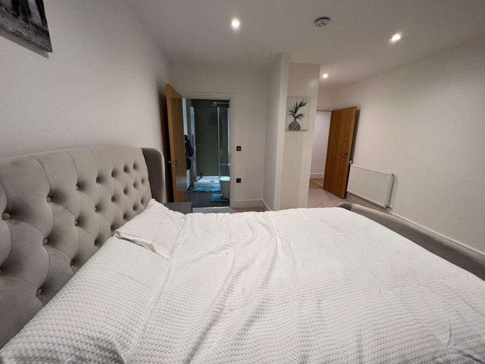 Bedroom 2, Impeccable 2-bed Apartment in Erith, London