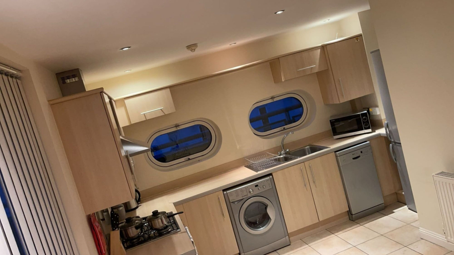 Others 3, Free Parking Near City Centre & Stadium Sleeps 6-8, Leicester