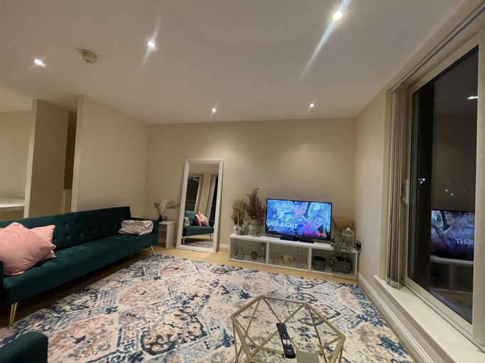 Others 5, Free Parking Near City Centre & Stadium Sleeps 6-8, Leicester